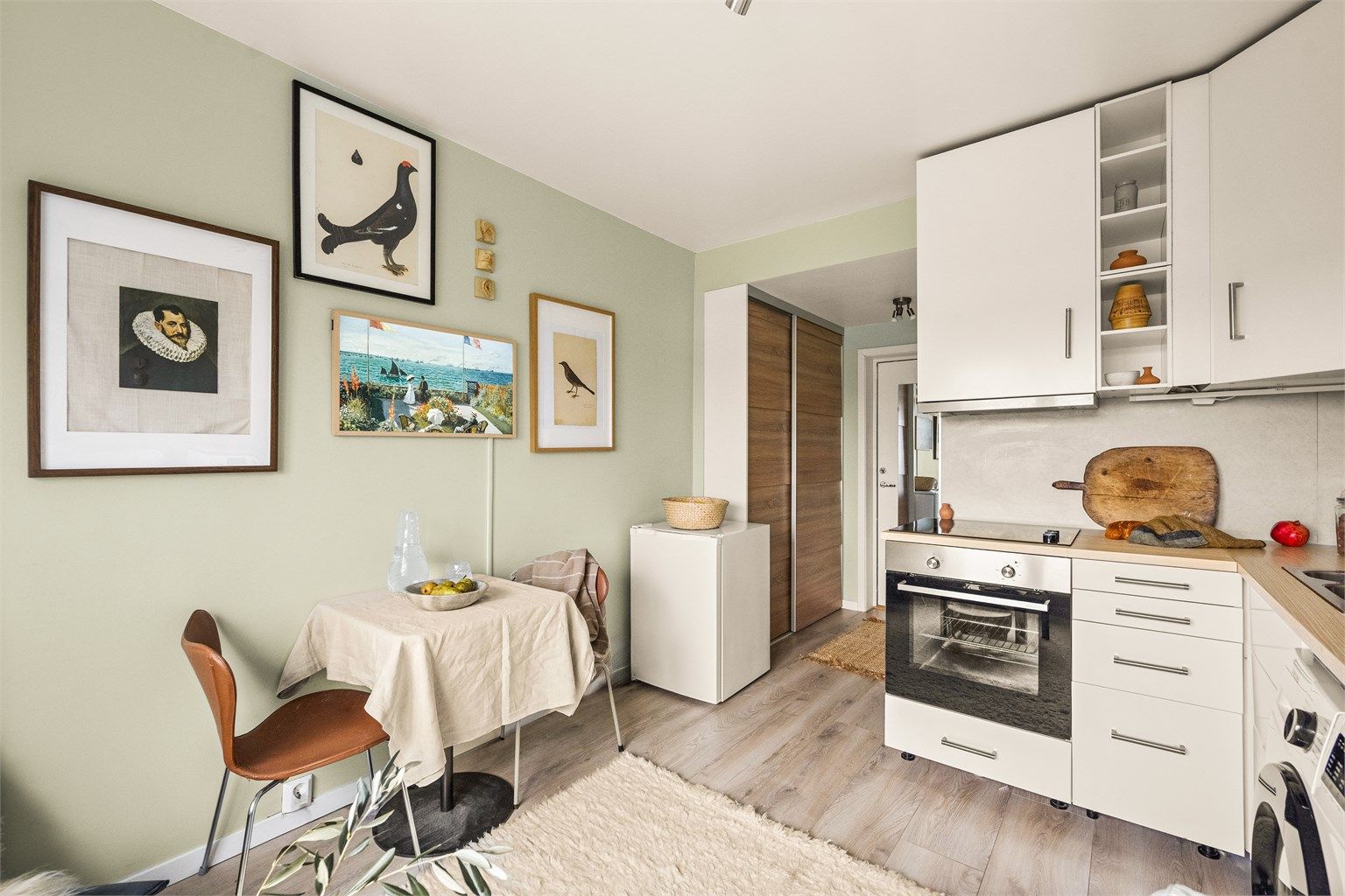 Det er også plass til et hyggelig spisebord. 