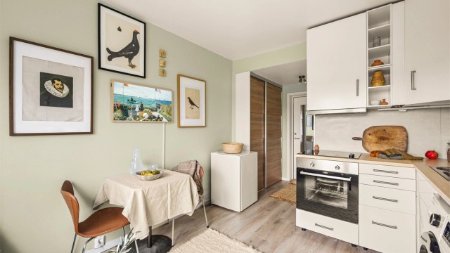 Det er også plass til et hyggelig spisebord.