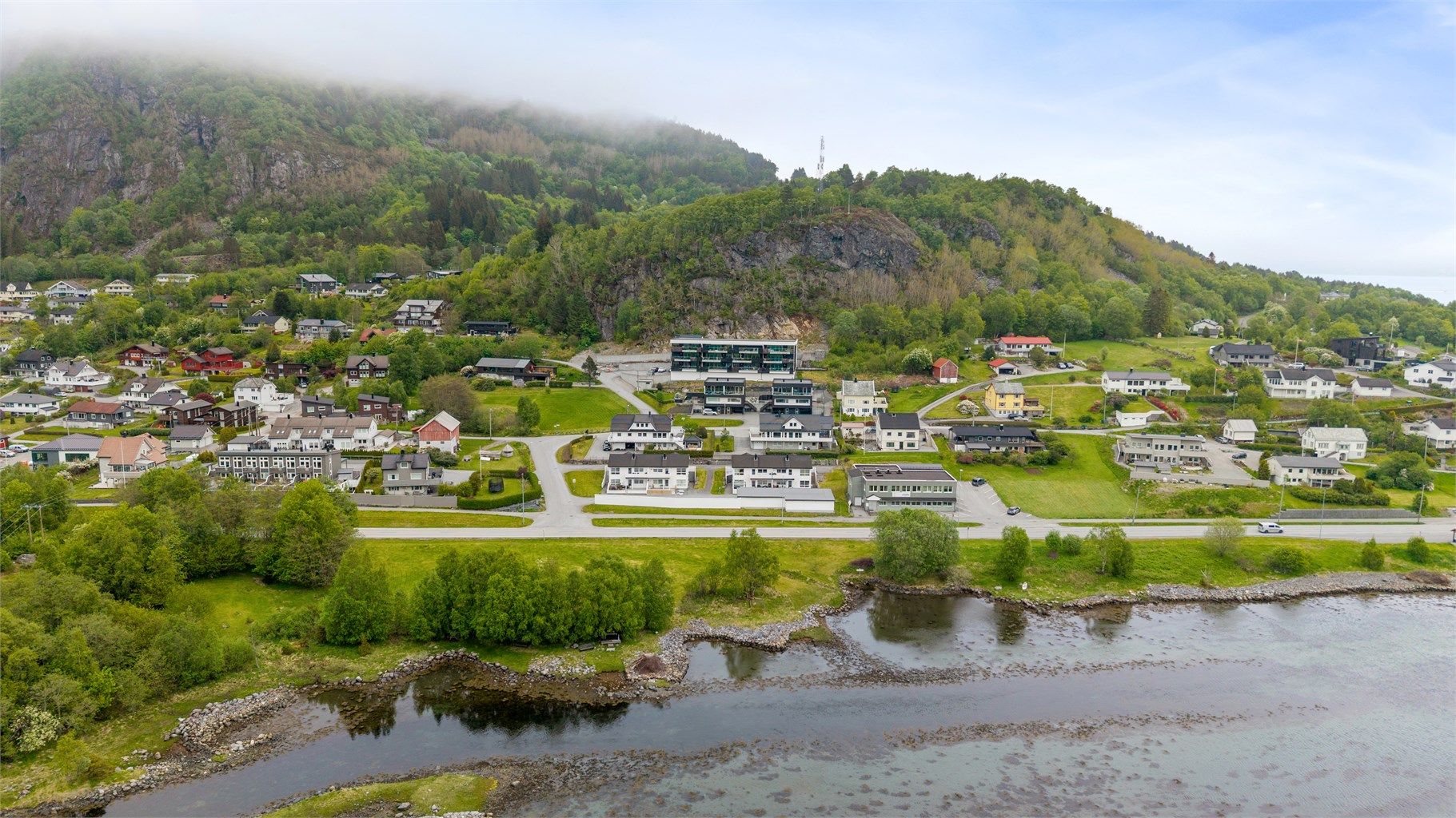 Eiendommen ligger i et attraktivt område med nærhet til både sjø og fjell.