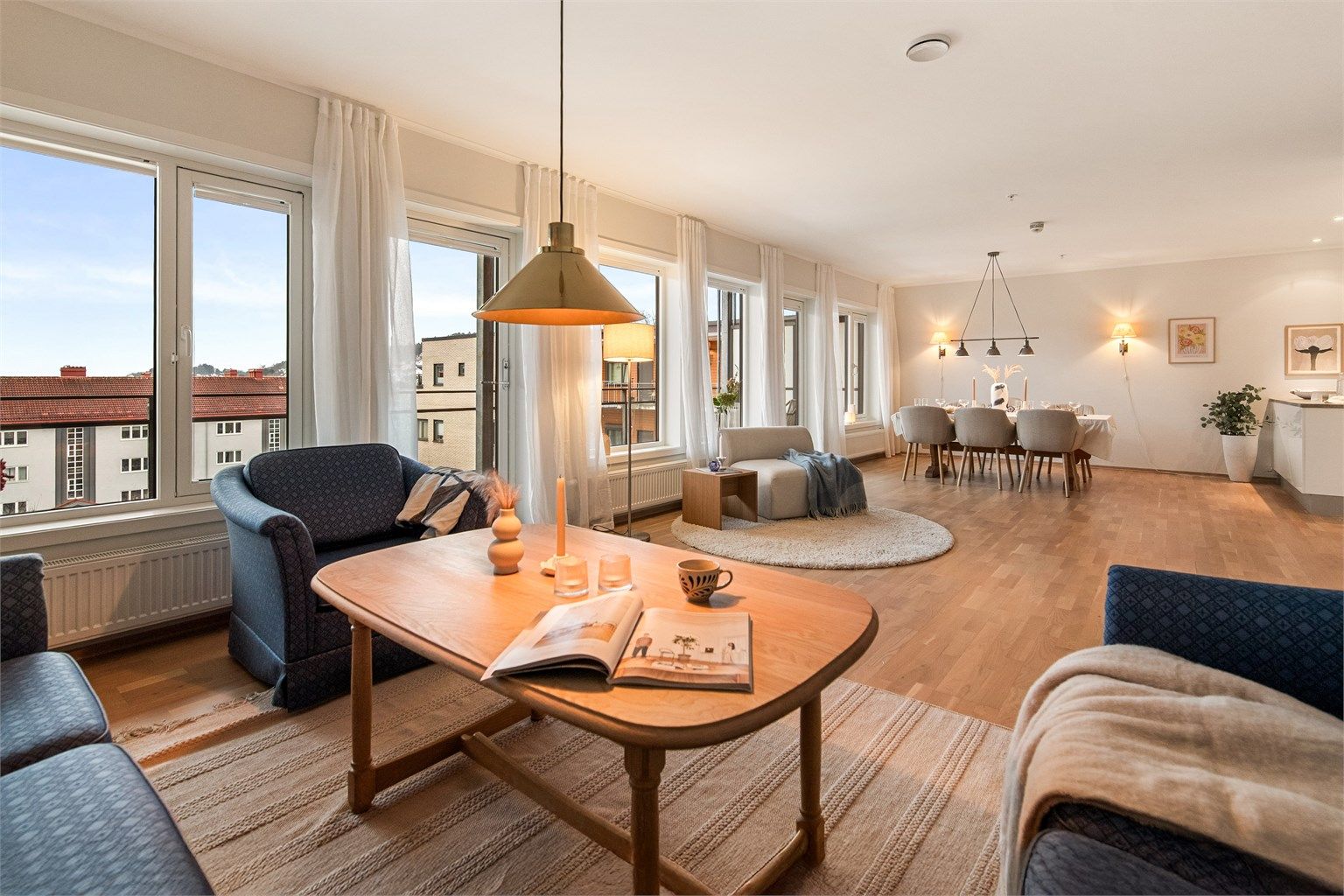 Stuen er stor og rommer flere alternative møbleringsmuligheter