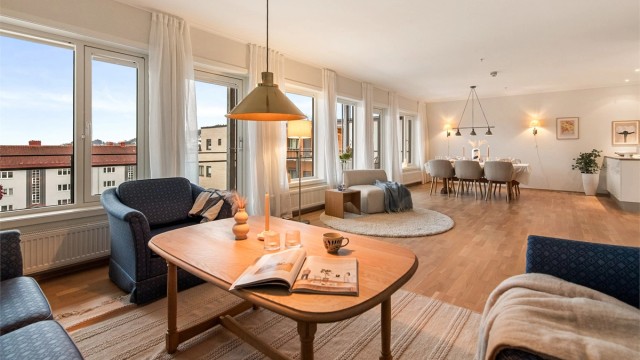 Stuen er stor og rommer flere alternative møbleringsmuligheter