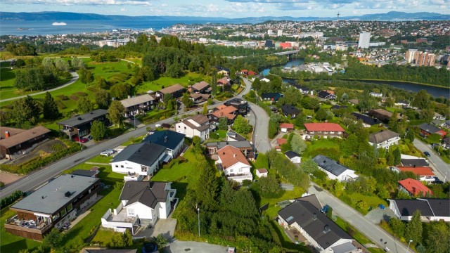 Tomta ligger perfekt plassert i terrenget, med svært gode solforhold og en nydelig utsikt. Det er lagt offentlig rør og avløpsnett inn til tomta.
