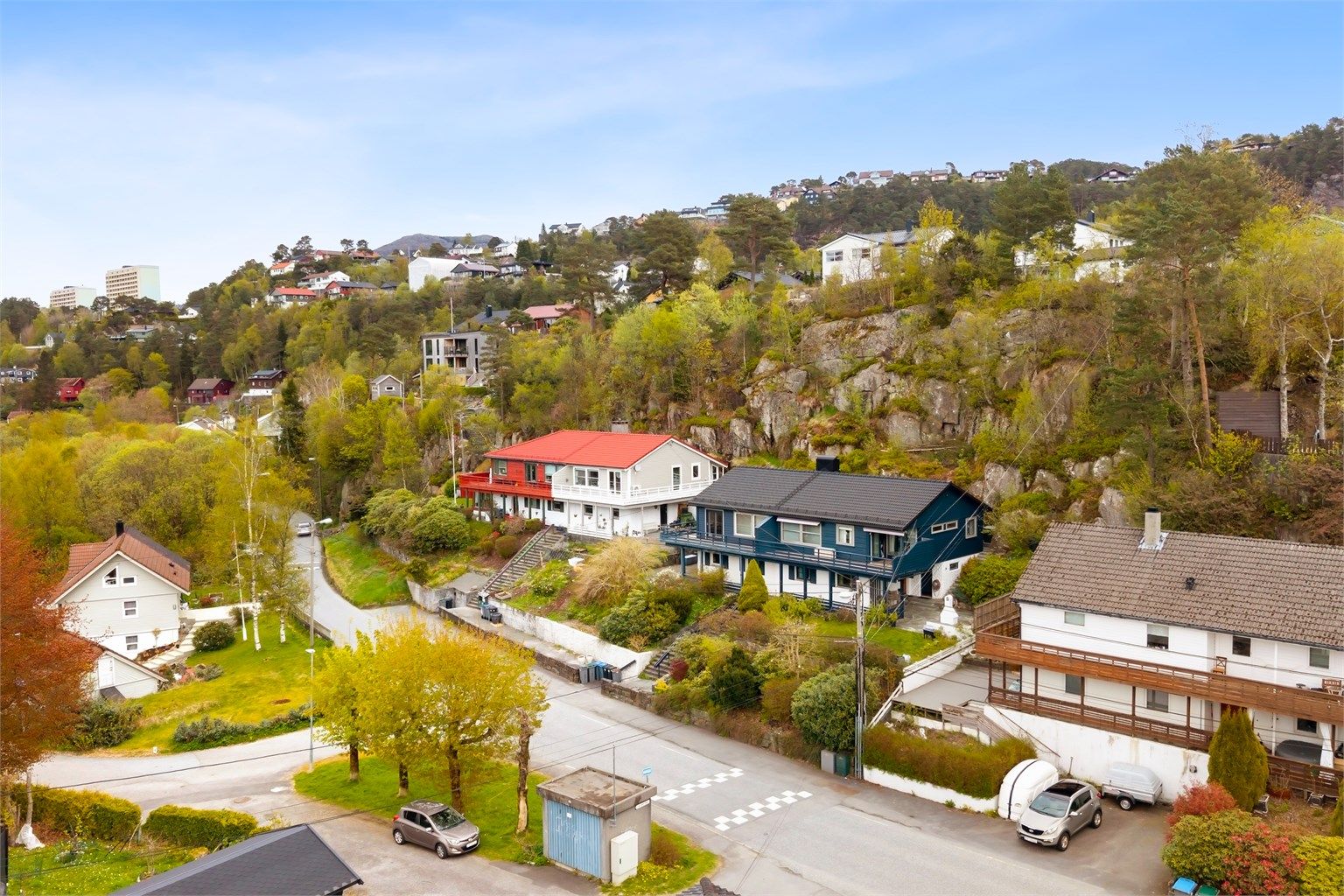 Eiendommen ligger skjermet til i et etablert og rolig boligområde i Fyllingsdalen.
