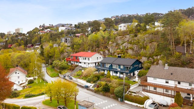 Eiendommen ligger skjermet til i et etablert og rolig boligområde i Fyllingsdalen.