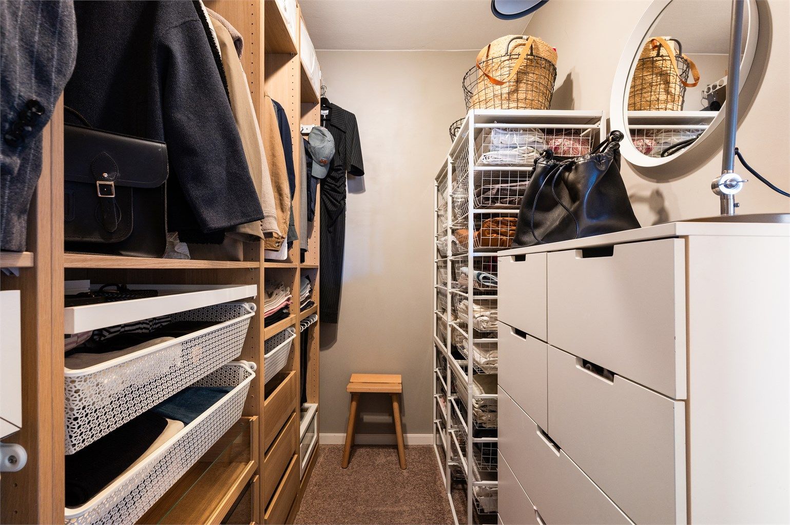 Praktisk omkledningsrom/innvendig bod. Dette rommet har opprinnelig vært en del av soverom nr 2