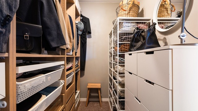 Praktisk omkledningsrom/innvendig bod. Dette rommet har opprinnelig vært en del av soverom nr 2