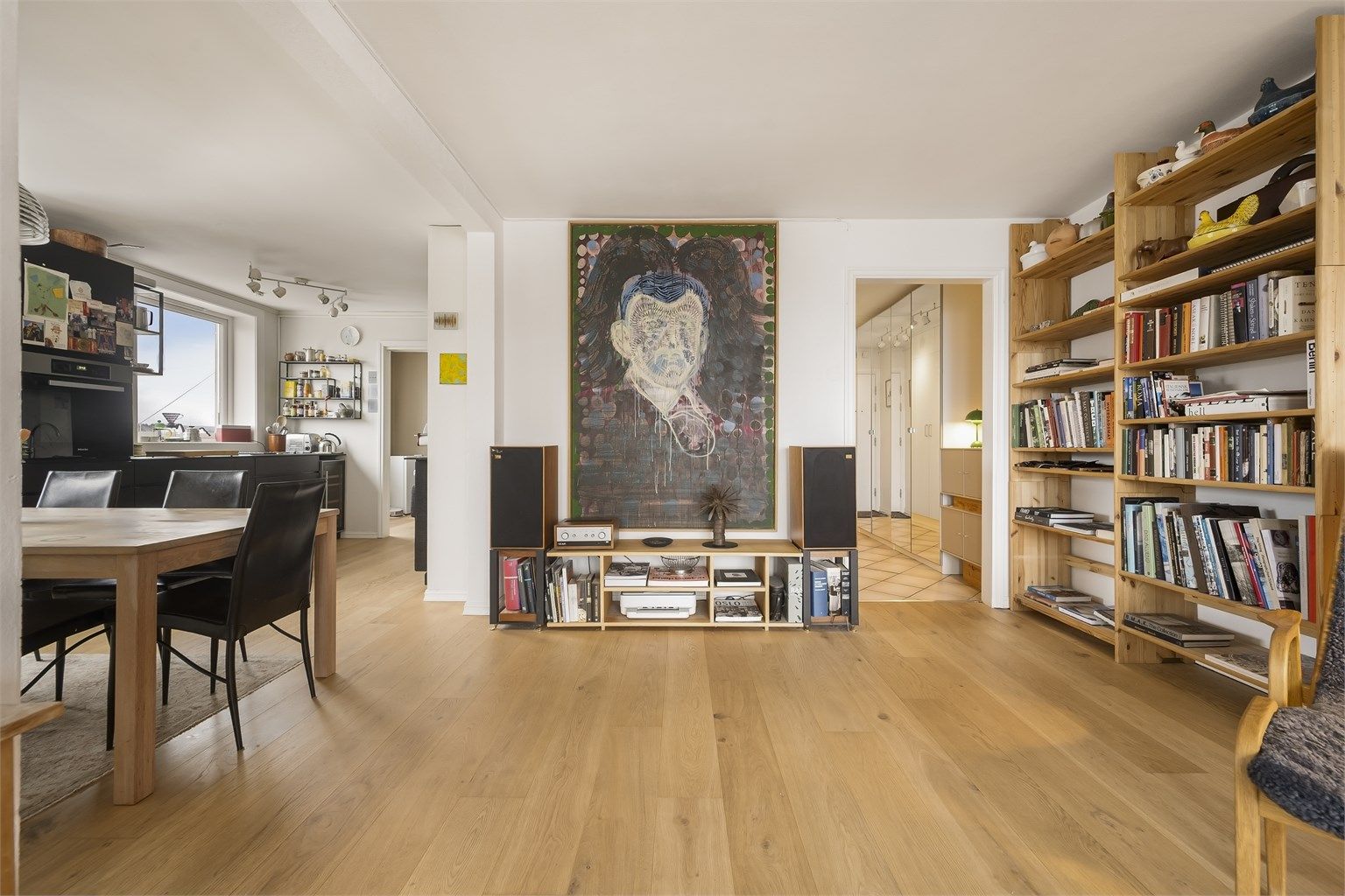 Hovedrommet har en delvis åpen kjøkkenløsning mot stue, dog i en praktisk utforming som skaper flere soner.