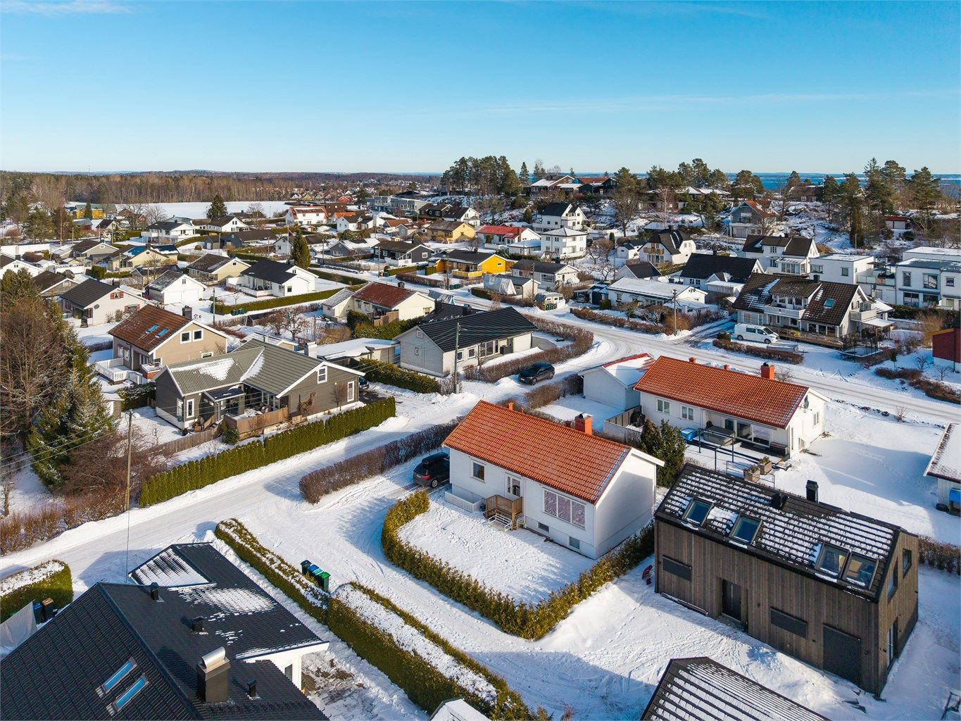 Boligen er jevnlig oppgradert med blant annet nytt kjøkken, etterisolering, ny kledning, tak og de fleste vinduer – og fremstår som godt vedlikeholdt.