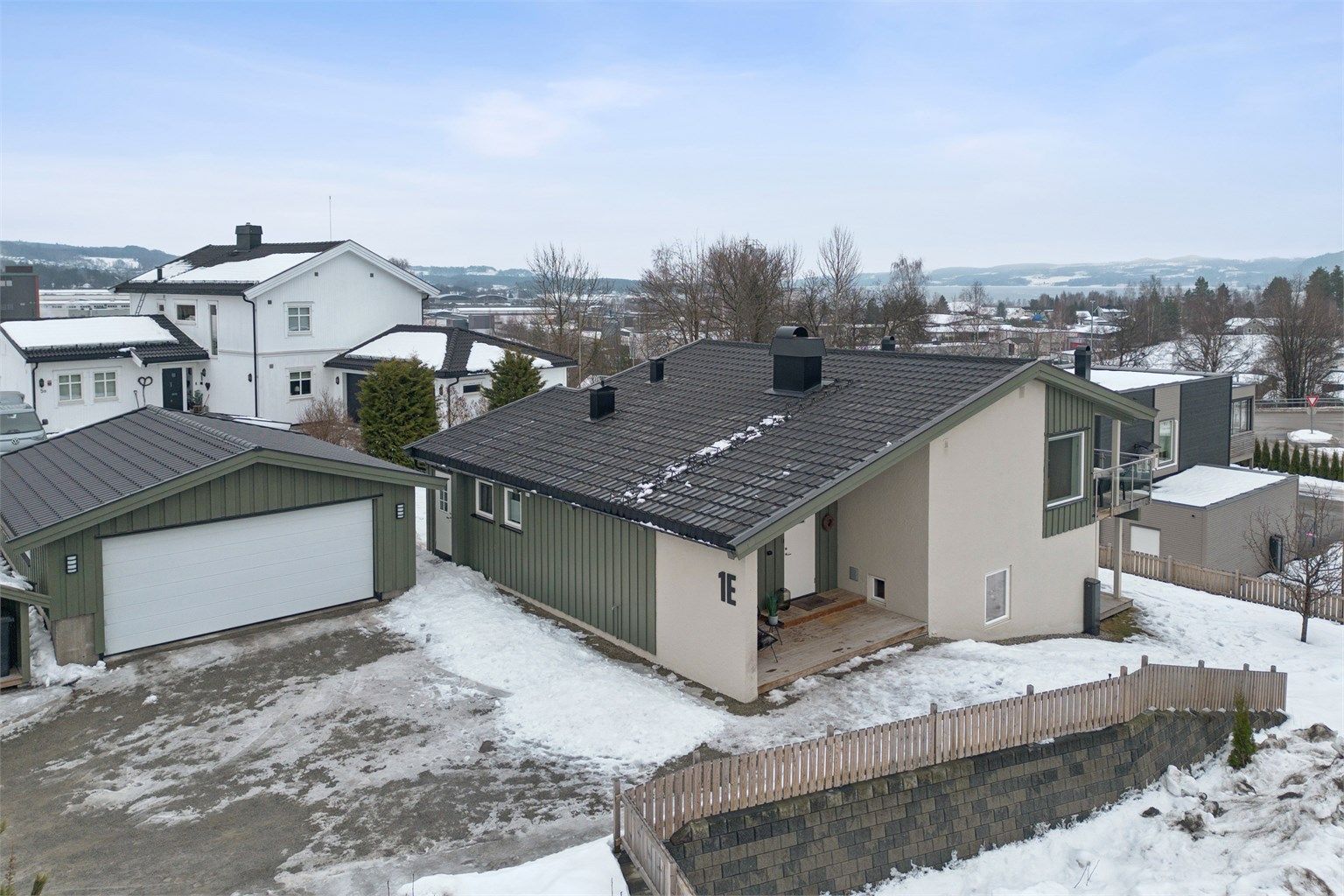 Romslig dobbelgarasje fra 2021.