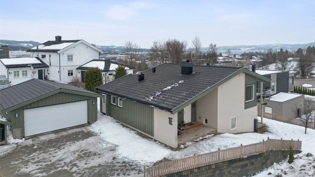 Romslig dobbelgarasje fra 2021.