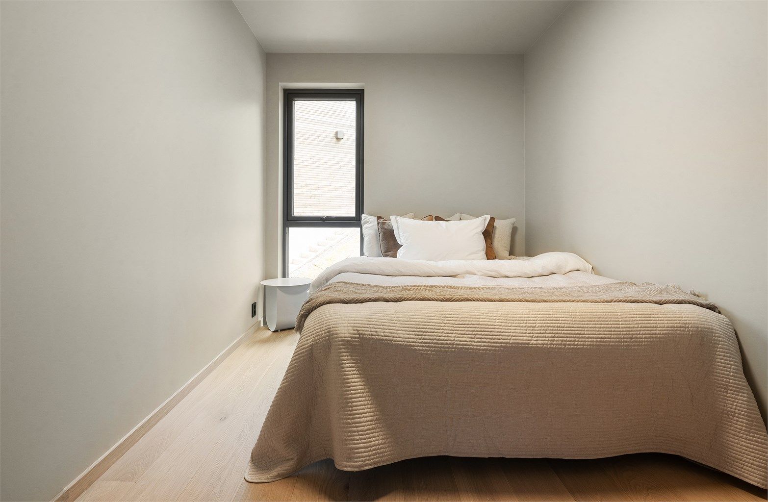 Boligen har totalt fire soverom i denne etasjen, alle med samme gjennomgående standard.