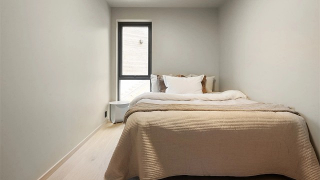 Boligen har totalt fire soverom i denne etasjen, alle med samme gjennomgående standard.