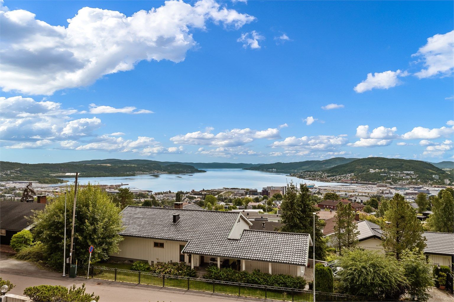 Fra leilighetens høyde har du en vidstrakt utsikt over bl.a. Lierdalen og Drammensfjorden.