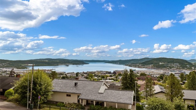 Fra leilighetens høyde har du en vidstrakt utsikt over bl.a. Lierdalen og Drammensfjorden.