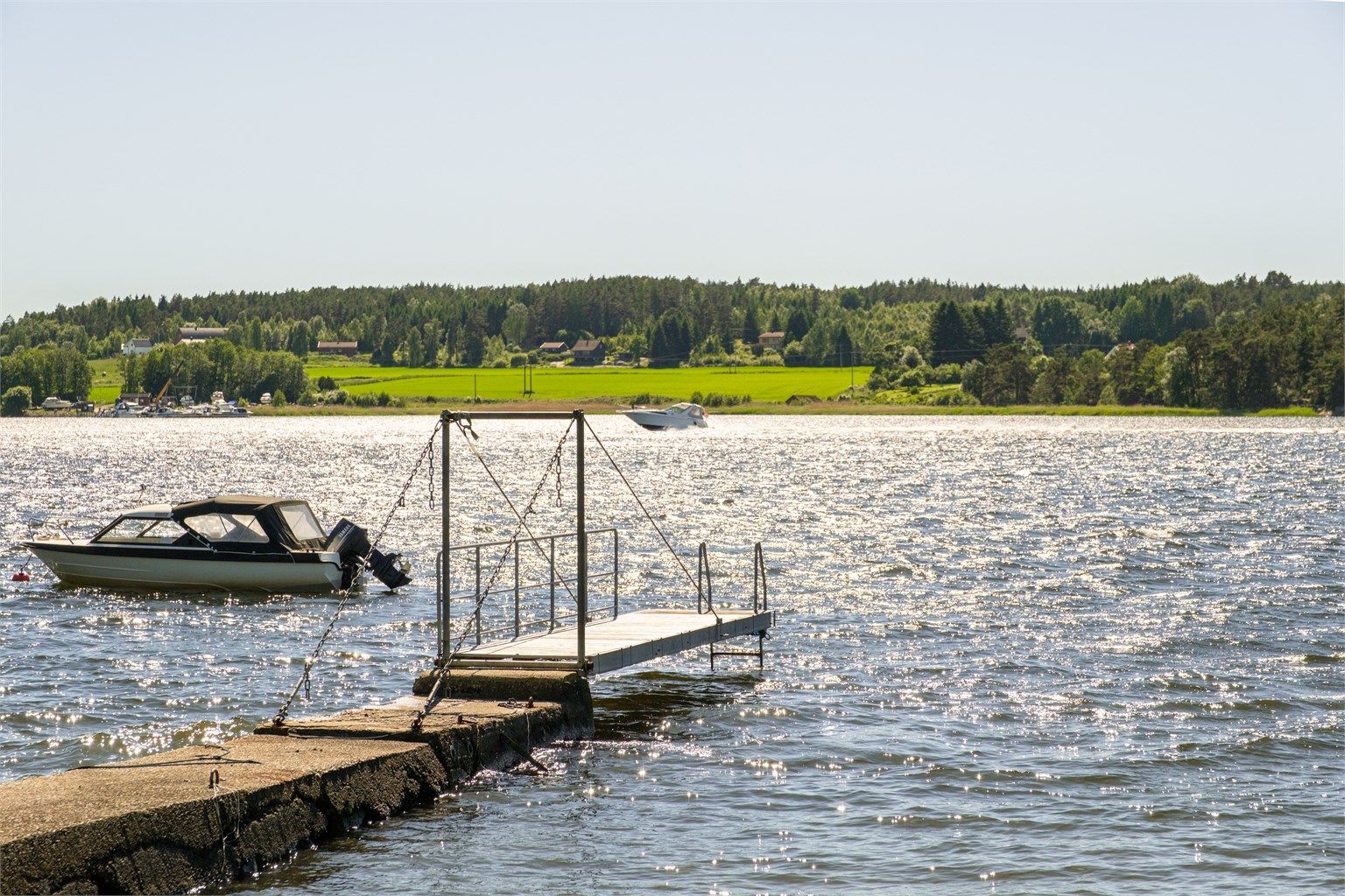 Eiendommen har rett til båtplass ved bryggen, som også er et ypperlig sted å hoppe i havet.