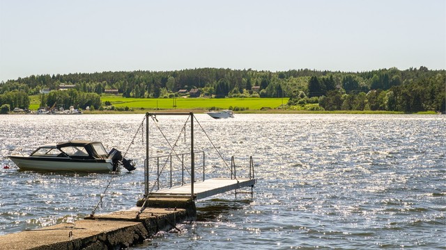 Eiendommen har rett til båtplass ved bryggen, som også er et ypperlig sted å hoppe i havet.