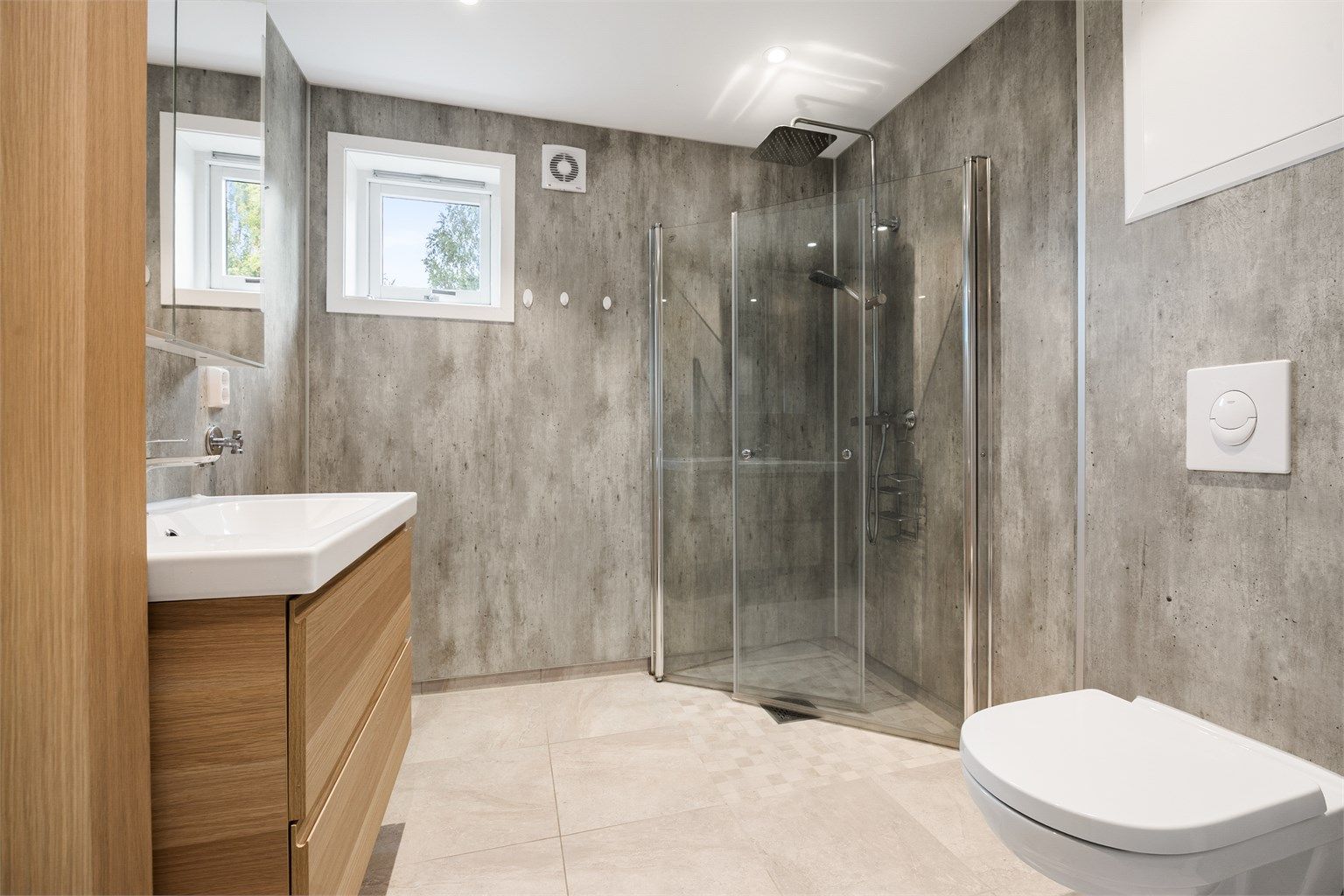 Badet har dusjhjørne med regnfallsdusj, downlights i tak og gulvvarme.
