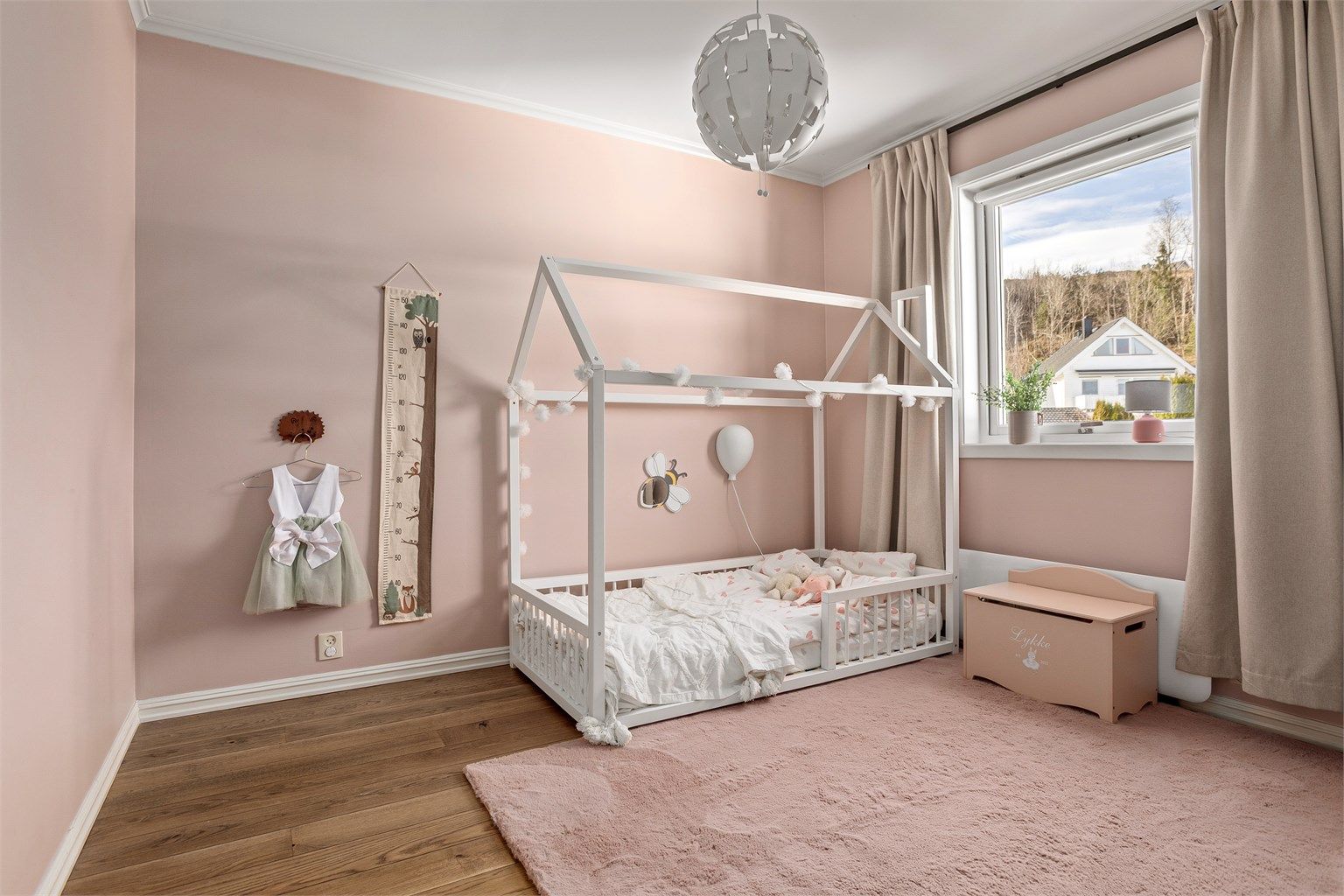 Husets tredje soverom er også av god størrelse. Passer perfekt som barnerom