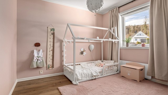 Husets tredje soverom er også av god størrelse. Passer perfekt som barnerom