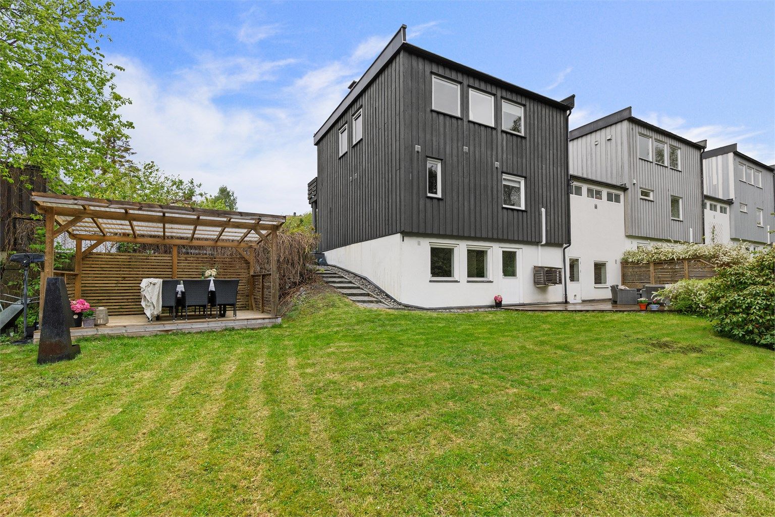 Flott terrasse med utgang fra kjelleren, samt en nydelig frittliggende terrasse i hagen