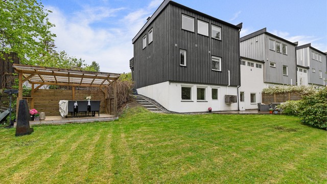 Flott terrasse med utgang fra kjelleren, samt en nydelig frittliggende terrasse i hagen