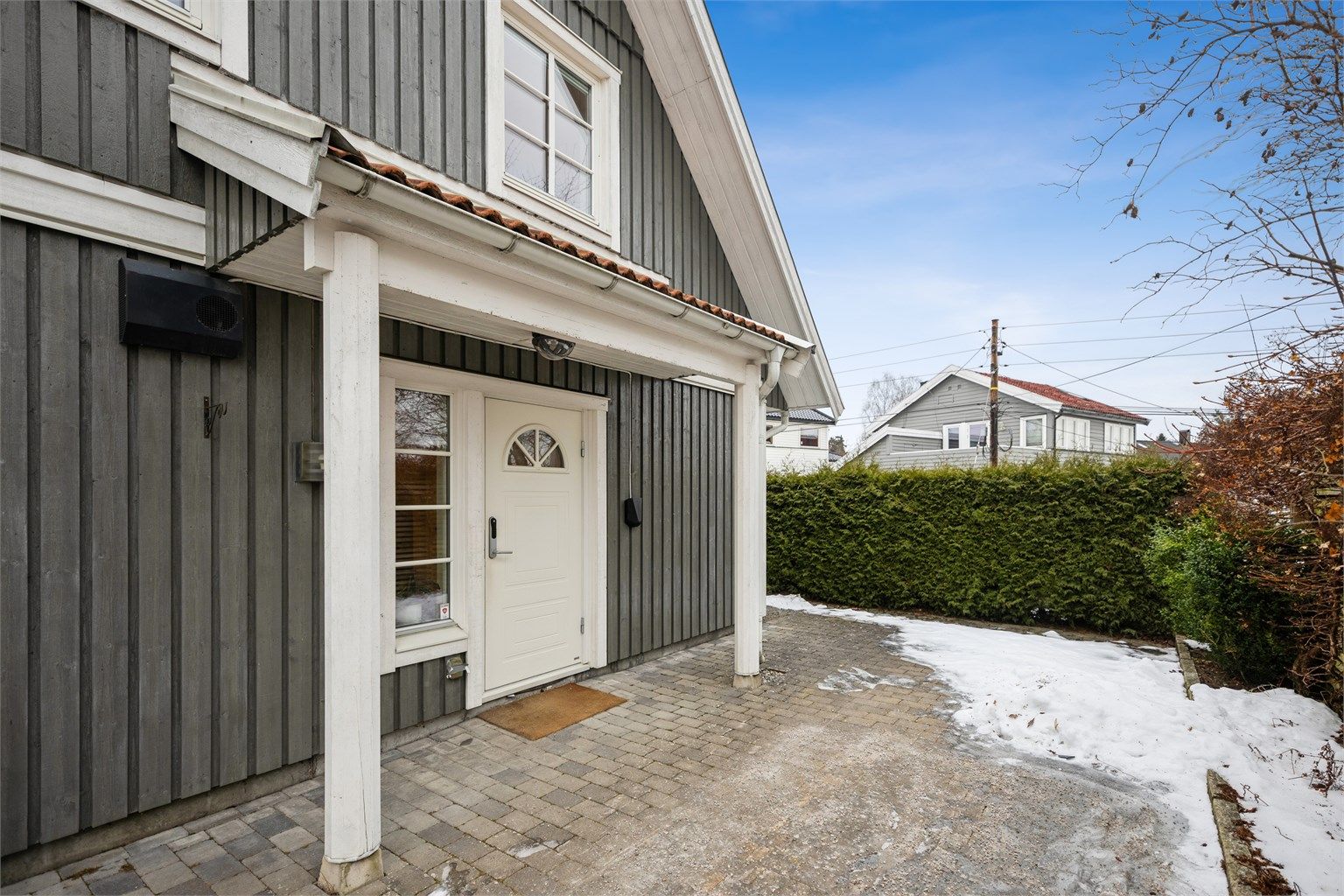 Adkomstparti med belegningsstein. Her er det god plass for en hyggelig sittegruppe.