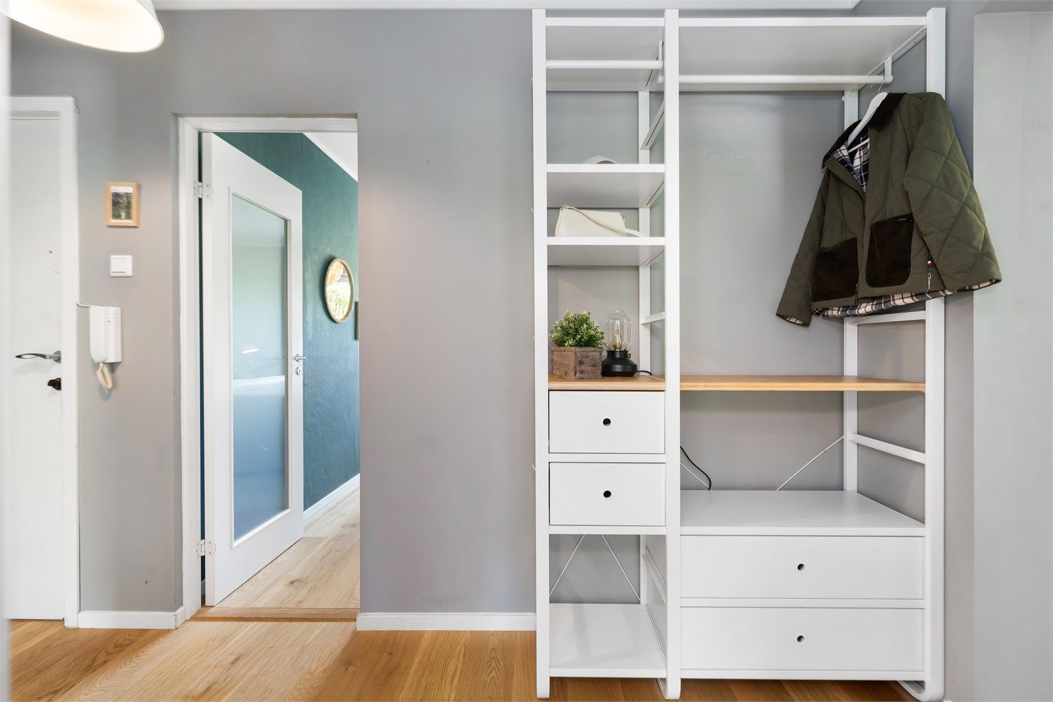 Velkommen inn. Praktisk med dørtelefoni leiligheten for å åpne hoveddøren nede. 