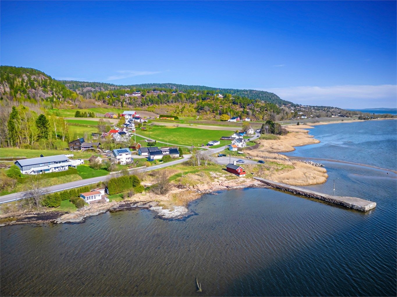 Umiddelbar nærhet til bussholdeplass langs Sandebuktveien som har forbindelse til Sande sentrum og Svelvik.