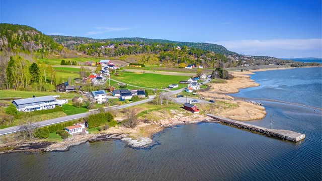 Umiddelbar nærhet til bussholdeplass langs Sandebuktveien som har forbindelse til Sande sentrum og Svelvik.