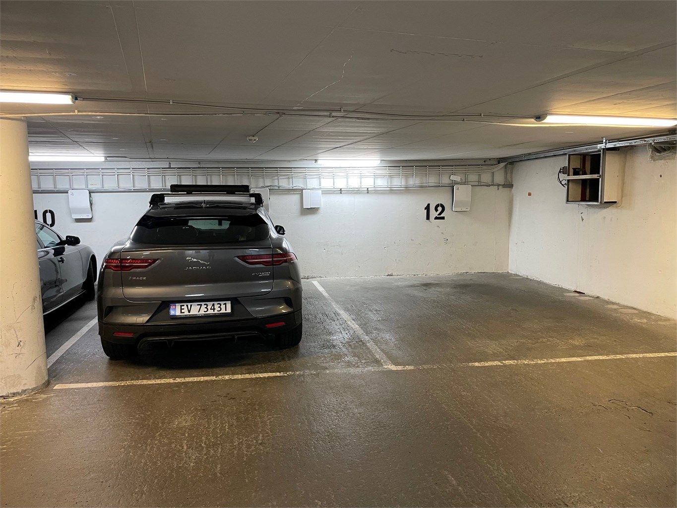 Ekstra bred plass på 3,15 meter bidrar til en enkel adkomst på begge sider av bilen. 