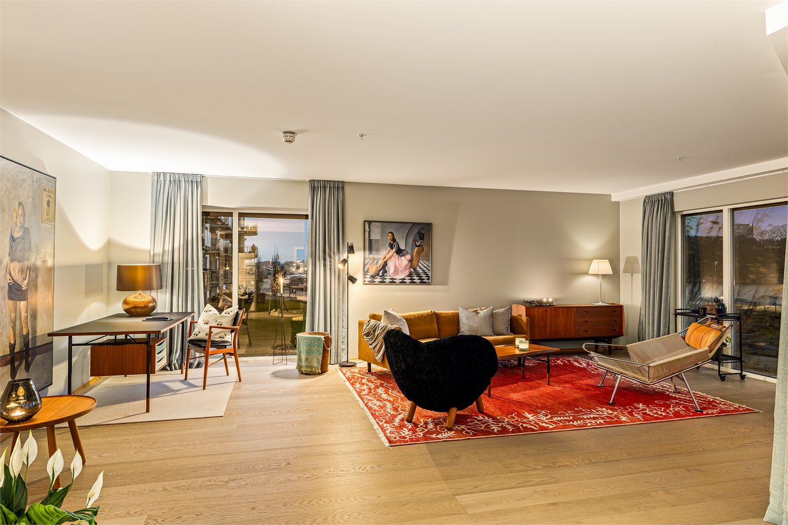 Veggflater har tidsriktige og delikate fargevalg, og det er lagt eksklusiv 1-stavs parkett gjennomgående på alle gulv.