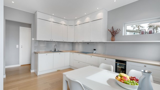 Lys kjøkkeninnredning fra Designa med profilerte fronter og laminat benkeplate. Meget god oppbevaringsplass og gode arbeidsflater.
