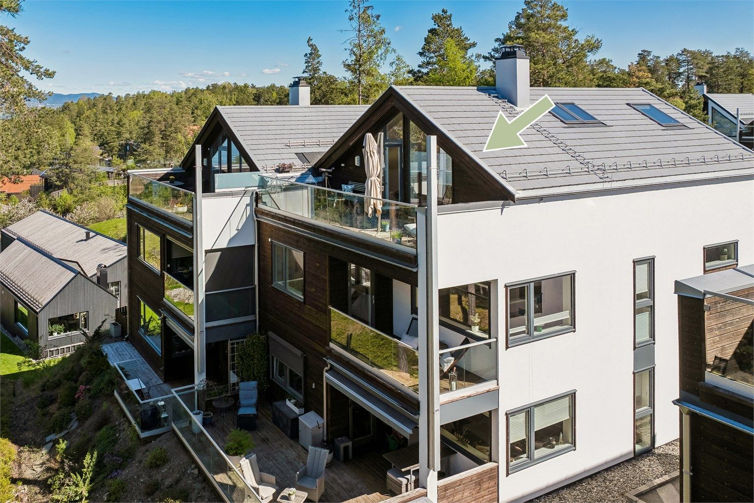 Solsideveien ligger i et attraktivt boområde, sentralt plassert, men likevel tilbaketrukket, noe som gir en følelse av ro og privatliv. 
