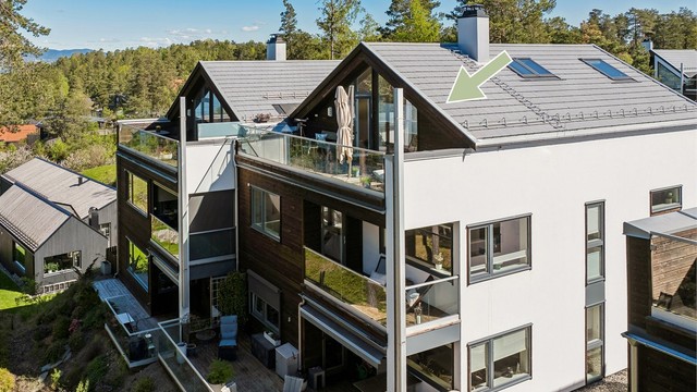 Solsideveien ligger i et attraktivt boområde, sentralt plassert, men likevel tilbaketrukket, noe som gir en følelse av ro og privatliv.