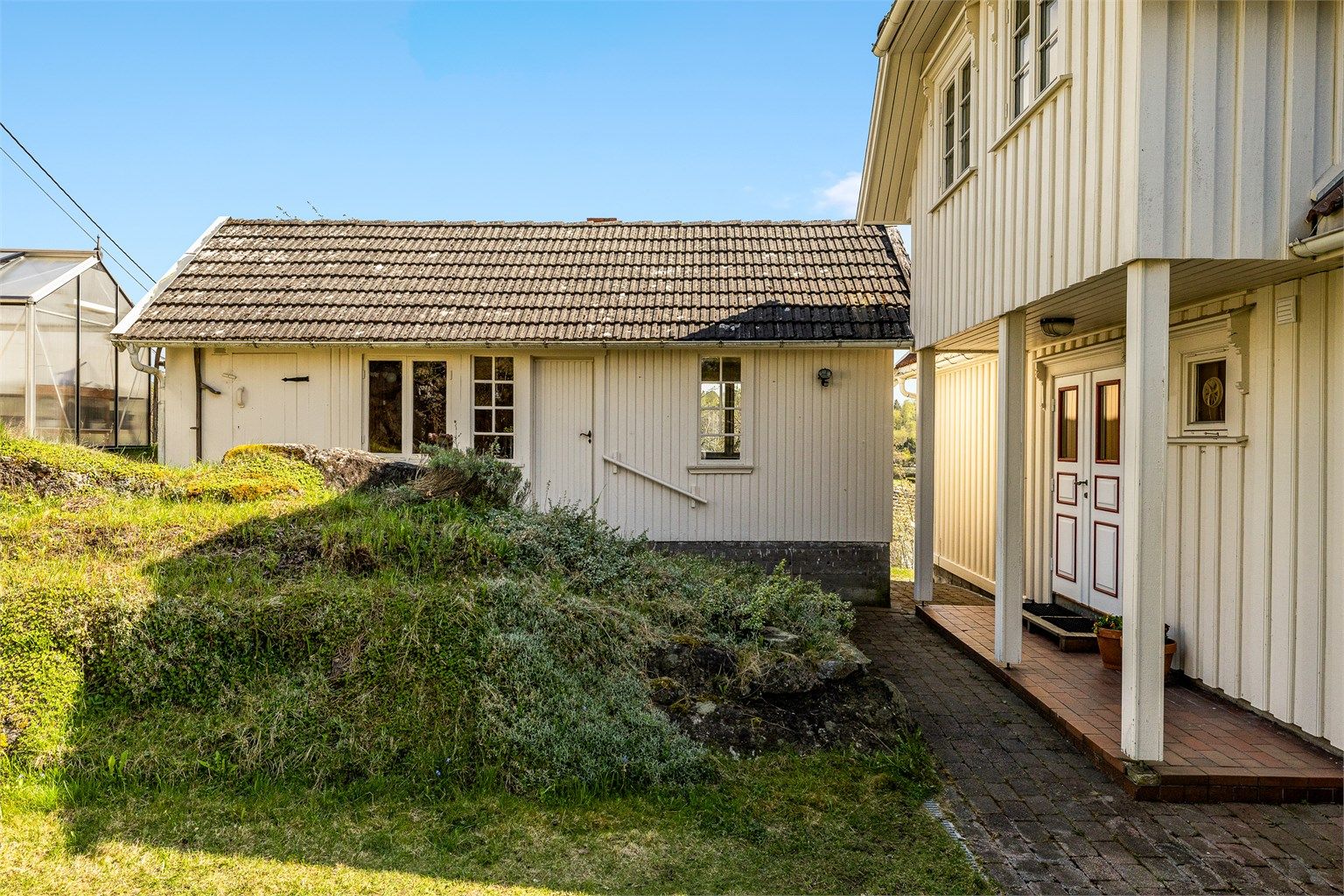 Annekset er gammelt og i enkel forfatning, men kan bli et fint gjestehus eller hjemmekontor...