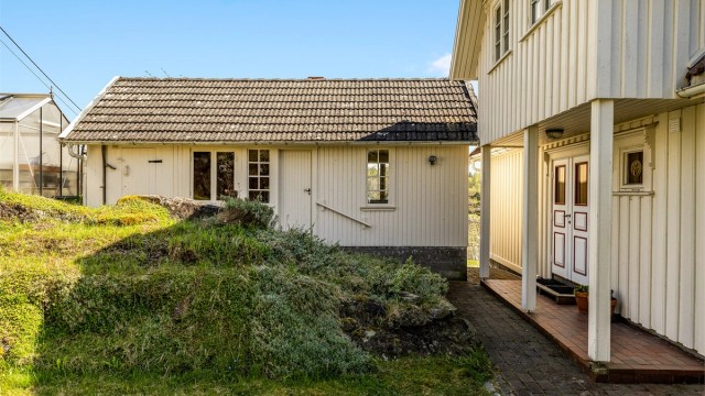 Annekset er gammelt og i enkel forfatning, men kan bli et fint gjestehus eller hjemmekontor...