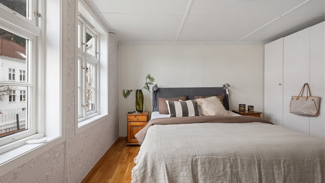 Hovedsoverommet i første etasje er romslig med god plass til dobbeltseng og nattbord på hver side.