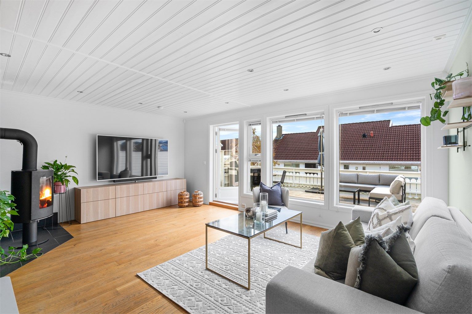 Flott utbygd rekkehus med gjennomgående bra standard, bra planløsning, i barnevennlig område.