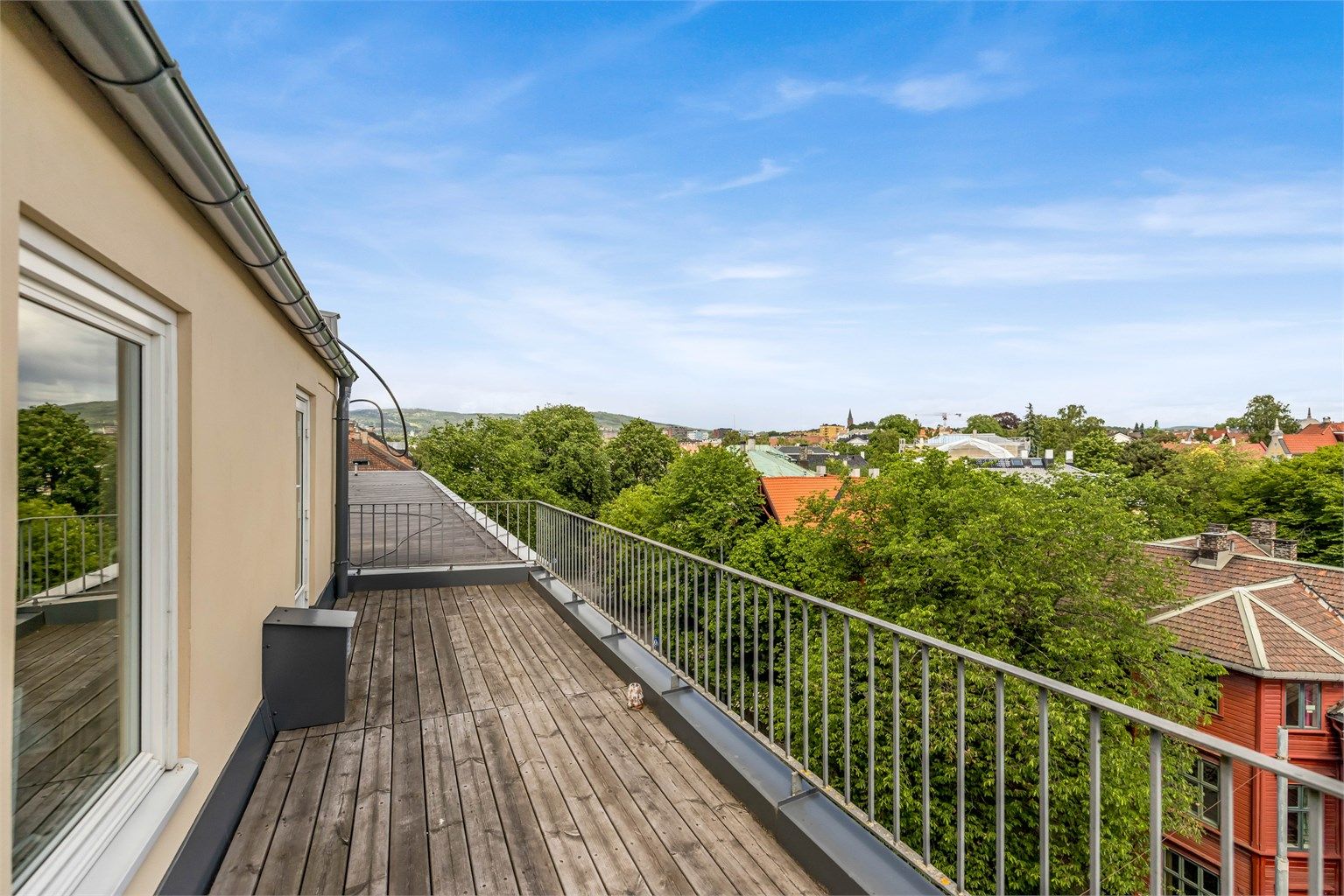 Felles takterrasse med fin utsikt. Sameiet har også takterrasse på andre siden av bygget