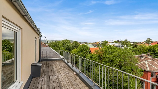 Felles takterrasse med fin utsikt. Sameiet har også takterrasse på andre siden av bygget