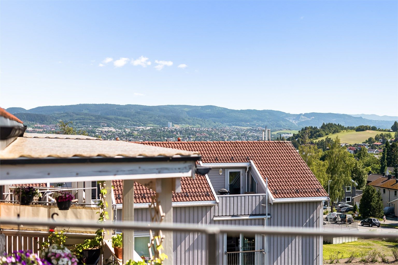 Fra balkongen og inne i leiligheten har du meget flott utsikt.