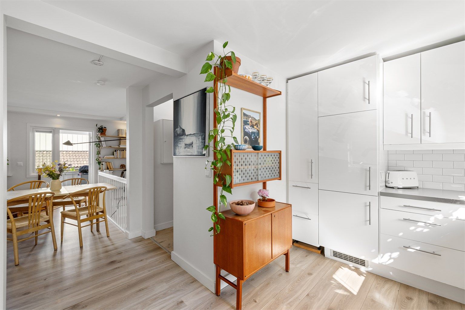 Delvis åpen løsning mellom stue og kjøkken gir en sosial og luftig atmosfære