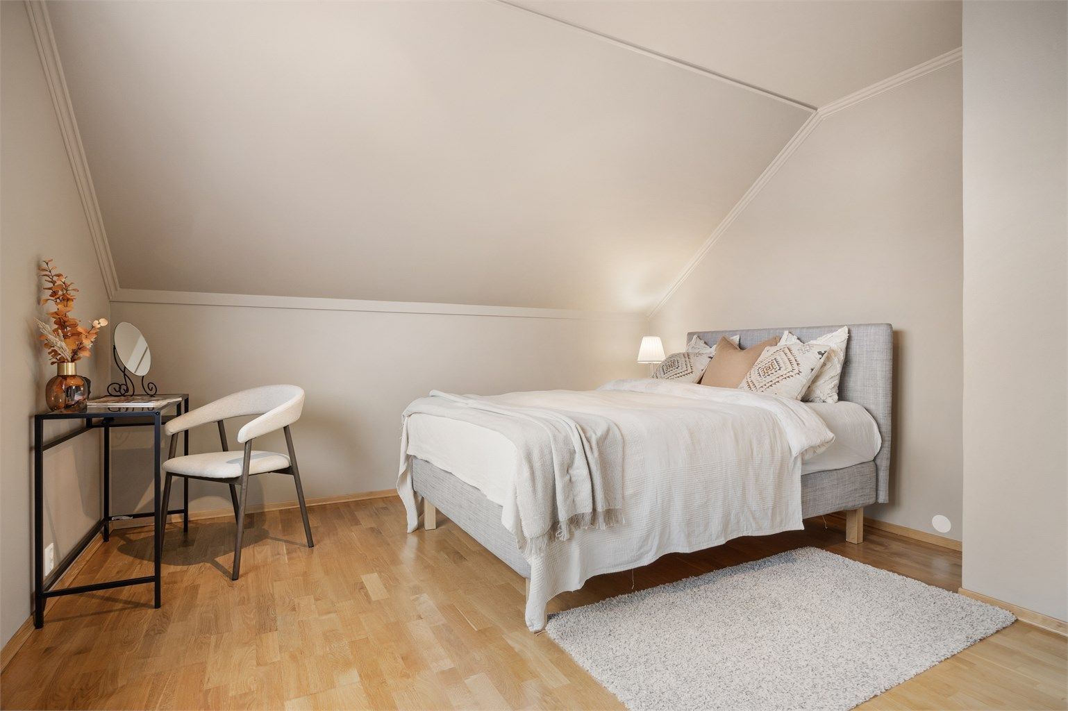 Rommene i loftetasjen har et stort gulvareal og god plass til soveromsmøblement.