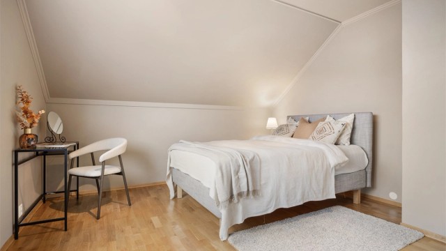 Rommene i loftetasjen har et stort gulvareal og god plass til soveromsmøblement.