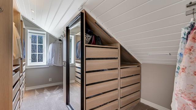 Omkledningsrommet er innredet med en smart garderobeløsning som utnytter plassen under skråtaket optimalt.