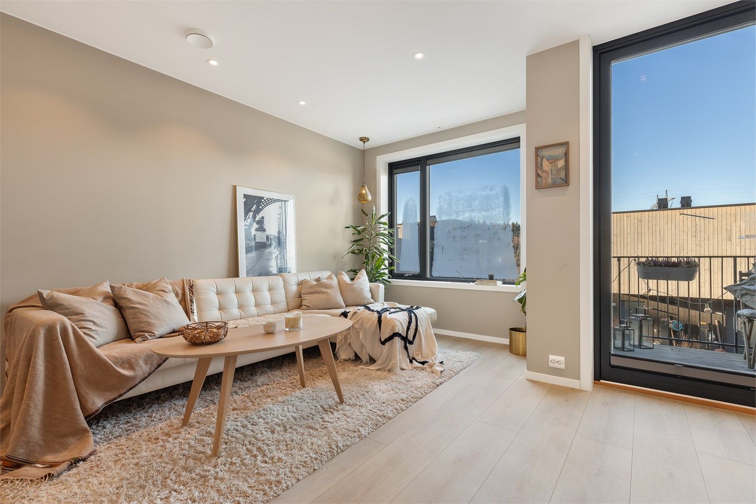 Det er rikelig med lysinnslipp fra store vindusflater. 