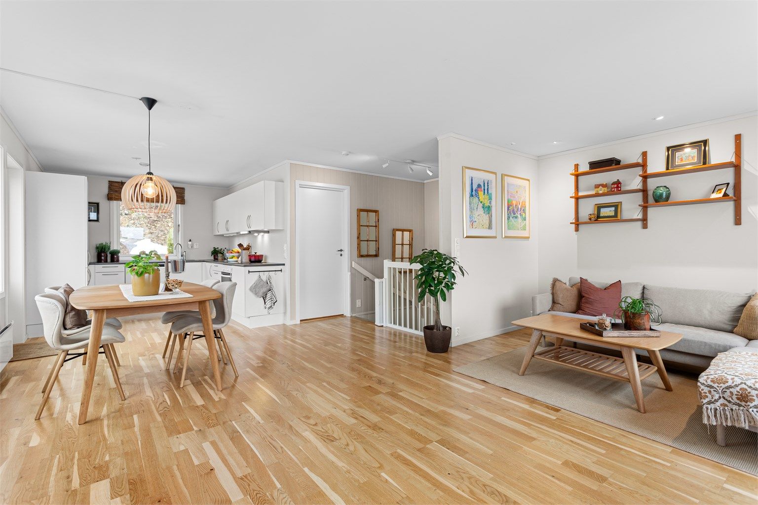 Åpen løsning mellom stue og kjøkken