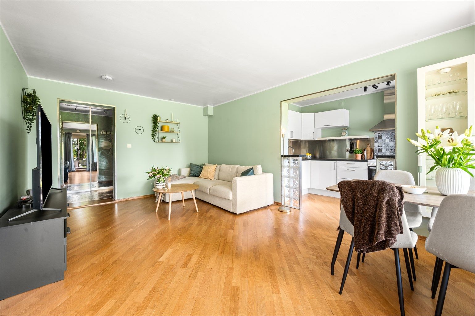 En lys og arealeffektiv andelsleilighet med rolig og skjermet beliggenhet. Velkommen inn! 