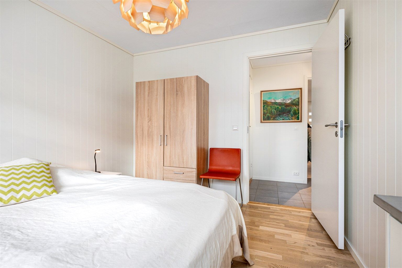 Rommet har god plass til dobbeltseng og garderobeløsning.