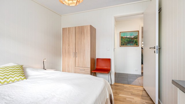 Rommet har god plass til dobbeltseng og garderobeløsning.